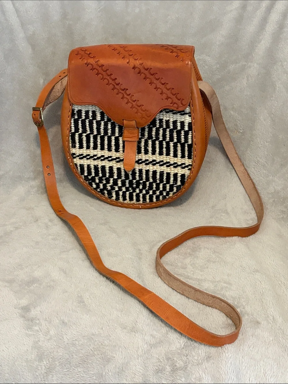 Kiondo Tan Leather Crossbody with Black-and-Cream Woven Front